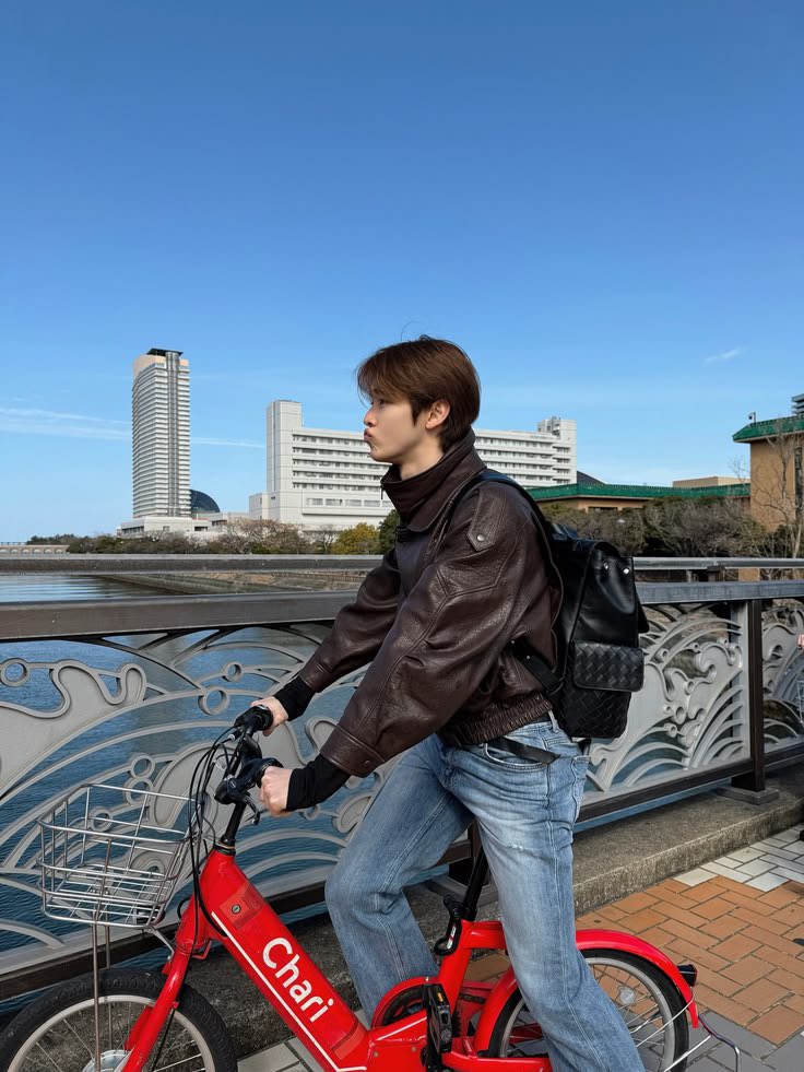 ssungchan_th's tweet photo. รู้หมือไร่~~

อีกหนึ่งแนวคิดที่น่าสนใจของ ‘Bottega Veneta’ คือเรื่อง Individuality หรือการเป็นตัวของตัวเองค่ะ โดยแบรนด์ให้ความสำคัญกับความเป็นเอกลักษณ์ของแต่ละคน และมีแนวคิด “When your own initials are enough” ที่สะท้อนว่าเราไม่จำเป็นต้องพึ่งพาการแสดงตัวตนที่มากเกินไป แค่ความเป็นตัวของเราเองก็เพียงพอแล้ว

และเมื่อมองมาที่ “ซองชาน” เราก็จะเห็นความเป็นตัวของตัวเองผ่านวิธีที่ซองชานนำเสนอแฟชั่นในแบบของเขา ไม่ว่าจะเป็นการเลือกเสื้อผ้า การแมตช์ไอเทมหรือการถ่ายทอดแต่ละลุคออกมาในแบบที่ยังคงความเป็นซองชานอยู่

“Bottega Veneta ไม่ได้บอกว่าเราต้องเป็นใครแต่เปิดพื้นที่ให้เราได้เป็นตัวของตัวเอง” บางทีนี่อาจเป็นเสน่ห์ของแฟชั่นที่ทำให้ตัวตนของแต่ละคนยังคงโดดเด่นแม้จะสวมใส่เสื้อผ้าจากแบรนด์เดียวกันก็ตามค่ะ 🧡

#BottegaVenetaSS27xSUNGCHAN
#BottegaVenetaSS27 #SUNGCHAN