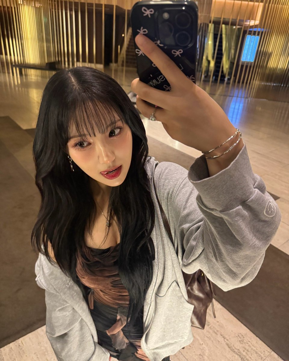 NOlRVANE's tweet photo. 수고했어용 🍸👜🖤 https://t.co/PS77wREOU7