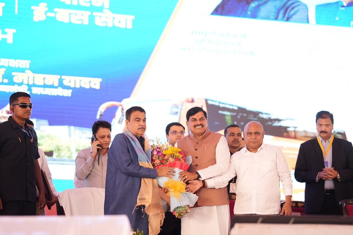 noreendhow's tweet photo. A big push for better public transport today
Yadav &amp; @nitin_gadkari flag off Sugam Parivahan Seva
Reliable journeys now within reach #मुख्यमंत्री_सुगम_परिवहन_सेवा https://t.co/w6W1zVAc6d