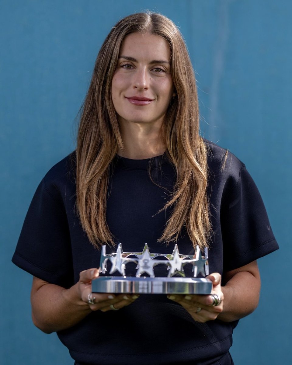 UWCL's tweet photo. The 2025/26 #UWCL Player of the Season with her crown 👑 https://t.co/MO181VkGEV