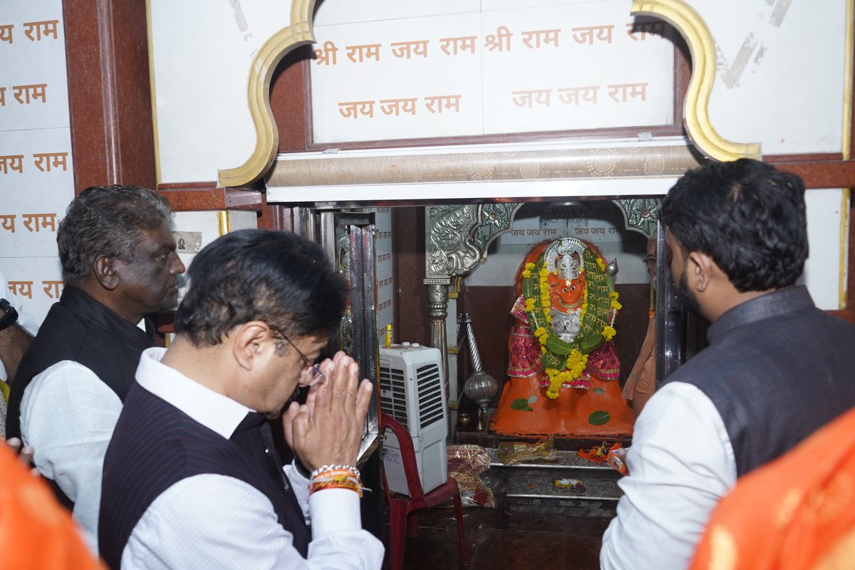 nsp2106's tweet photo. आज पावन छींद धाम में 'सेवा संकल्प यात्रा' के यात्रियों के साथ प्रभु श्रीराम जी एवं पवनसुत हनुमानजी महाराज के दर्शन कर सबके मंगल और कल्याण की प्रार्थना की।

#SevaYatra
#SevaSankalpAbhiyan https://t.co/PW03y8Tgn2