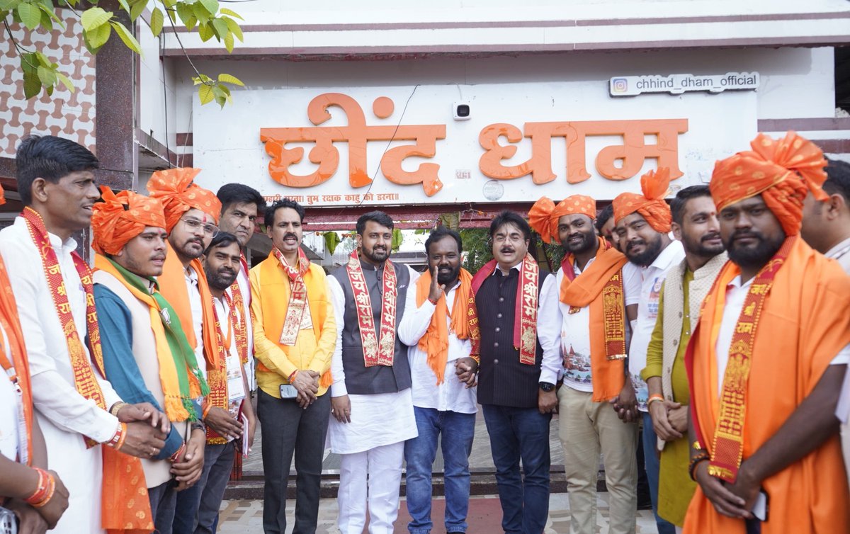 nsp2106's tweet photo. आज पावन छींद धाम में 'सेवा संकल्प यात्रा' के यात्रियों के साथ प्रभु श्रीराम जी एवं पवनसुत हनुमानजी महाराज के दर्शन कर सबके मंगल और कल्याण की प्रार्थना की।

#SevaYatra
#SevaSankalpAbhiyan https://t.co/PW03y8Tgn2
