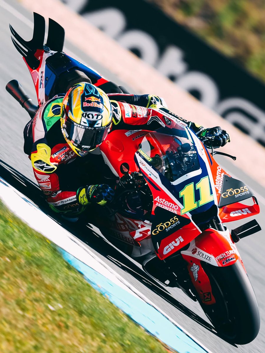 RubCanales's tweet photo. 💥 Mela Chércoles: "Diogo Moreira le ha tomado la delantera a David Alonso para llegar al equipo oficial de Honda".

➡️ "En un primer momento estaba previsto que fuese Alonso. Así se lo hicieron ver cuando lo convencieron para que fichara".

➡️ "Además, David Alonso rechazó a las demás fábricas. Tenía la posibilidad de ir a donde quisiera".

➡️ "Pero su entorno también entiende que empezar en el equipo satélite no sería una mala opción, porque le quitaría presión".

➡️ "Cuando te transmiten ese mensaje, da la impresión de que se están haciendo a la idea de que el elegido será Moreira. Pero habrá que verlo".

(@ASMELACHERCOLES | @nicoabad) #MotoGP