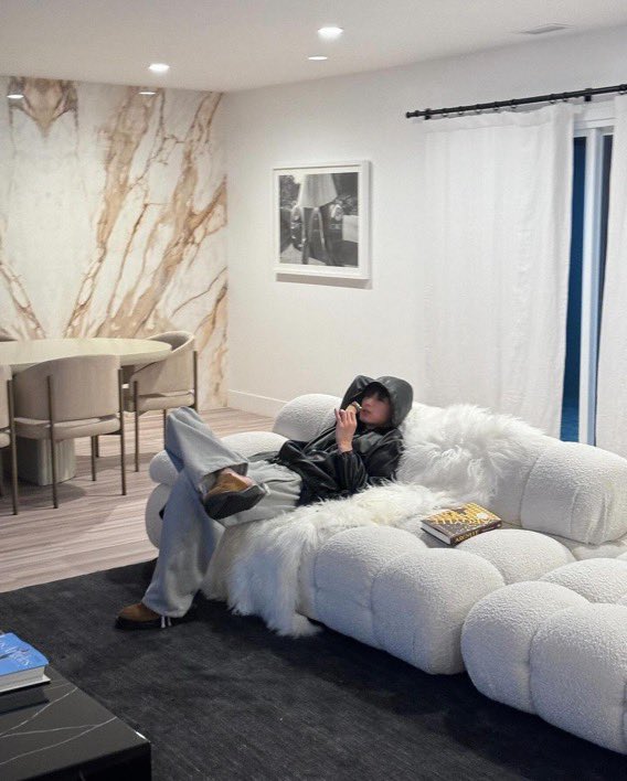 zuyeonxt's tweet photo. It’s so cozy here, won’t you sit with me and talk for a little while? https://t.co/S0RcdNPenm