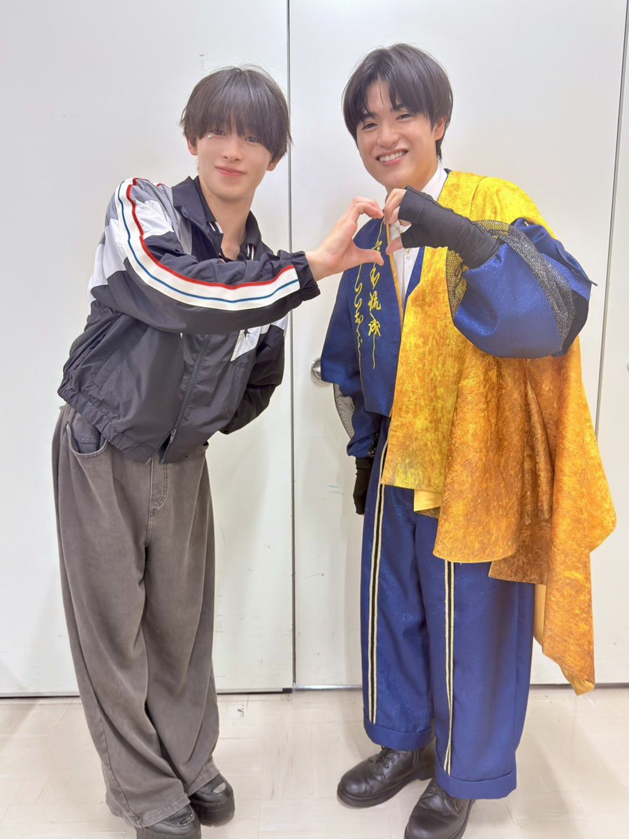 koki_mimura36's tweet photo. 【本人投稿】

9/23 iiONDO リリイベ
📍越谷レイクタウン(楽屋）

琉成くんとツーショ

💛「お願いします」
💙「お願いします」
👤「ハートお願いします」📷✨
💛「シール可愛いね」
💙「え、ありがとう…」

神対応だったので買い足しました。
俺に会えて嬉しそうでかわい
次は誰のツーショ行こうかな https://t.co/z6ug0MNPAO