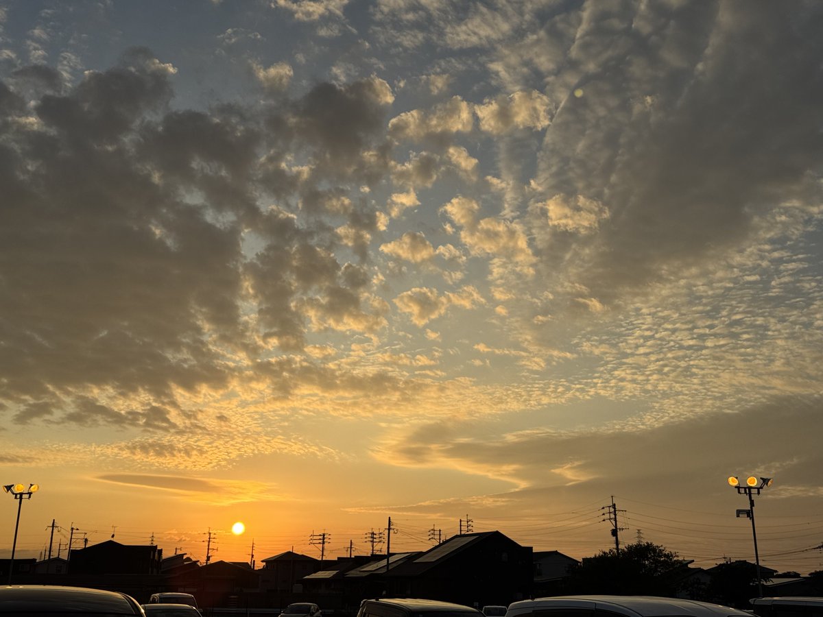 maruhanginsui's tweet photo. 今日は中秋の名月（ちゅうしゅうのめいげつ）らしいです🐰🌕
一般的に十五夜と呼ばれるそうです！
お月様の前に…綺麗な夕焼け🌅

明日より週末ですね！金曜の夜も是非‼️
当店でお楽しみください✨️

 #きれいな夕焼け
 #マルハン大牟田銀水店 https://t.co/DUZsU2gFSW