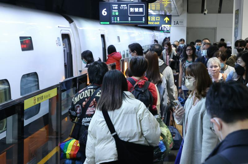 Davidonm3z's tweet photo. 中秋教师节连假：台湾交通迎来人潮 🚄🌕

今天是中秋、教师节连假首日，桃园机场出现旅客提前抵达，高铁也提醒旅客注意自由座排队与礼让。 https://t.co/nCmJYw1mx8
