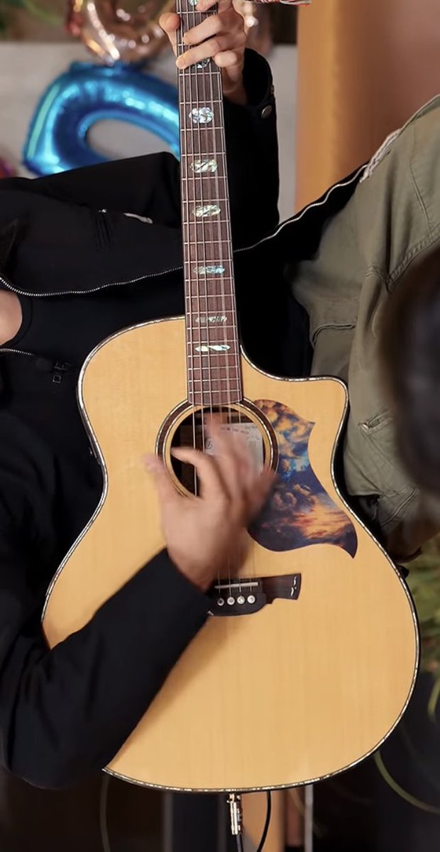 skymlees's tweet photo. mark’s guitar with a sky design on it..? omg 🥹 https://t.co/GR23lR7yVO