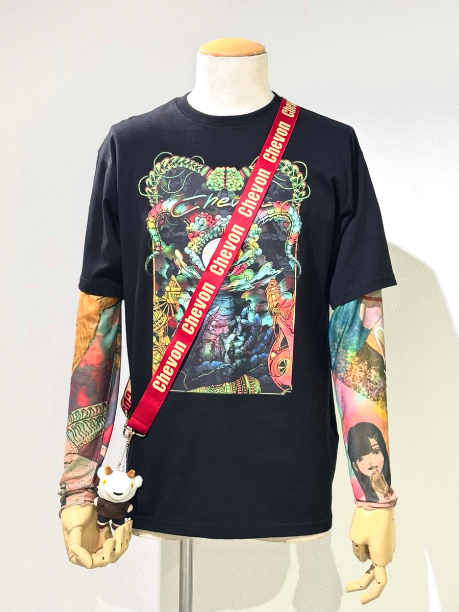 marui_ongaku's tweet photo. 【#Chevon POP-UP SHOP #2】■サッポロファクトリー

いよいよ明日9/26㈯より、
#札幌っ子ロックバンドポップアップショップ
札幌会場 開催スタート𓃵 𓃲 𓃶

◾コラボグッズ販売
└ピック付きアクリルキーホルダー札幌ver.
 ＆フルグラフィックシアートップスの店頭販売開始！
◾サイン入りアイテムが当たる！抽選会
◾衣装＆LIVE写真展示
◾メッセージボード

などご準備して
みなさまのご来場をお待ちしております！

詳細＆明日のご入場予約は👇
𓃶: https://t.co/Y2xe6xGJGC
#ChevonPopUp

＊画像1枚目:メンズM-Lマネキン・公式TシャツLサイズ着用
＊ピック付きアクキー横浜＆札幌ver. いずれもマルイECにて受注販売中🛒