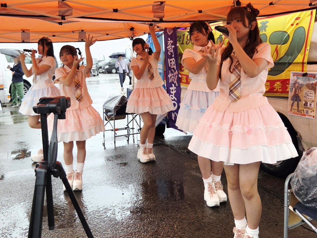YVPIoobrQjP1n7D's tweet photo. 明後日 9月27日(日)の #館鼻岸壁朝市 #ピーマン 🫑さんのブースにて、ライブが行われる予定です🎤🎶🍕☕🌅

そのうち #やざわ笑吉 さんと #Hacchan (はっちゃん)の皆さんによるライブは、午前7時30分からの予定です(^^)/🕢️

通常の開始時刻とは異なりますが、いつも通り、来場者の皆さんに、明るい朝をお届けします(ﾉ≧∀≦)ﾉ💖🌅

是非 お越しください(^^)/✨

#青森 #八戸