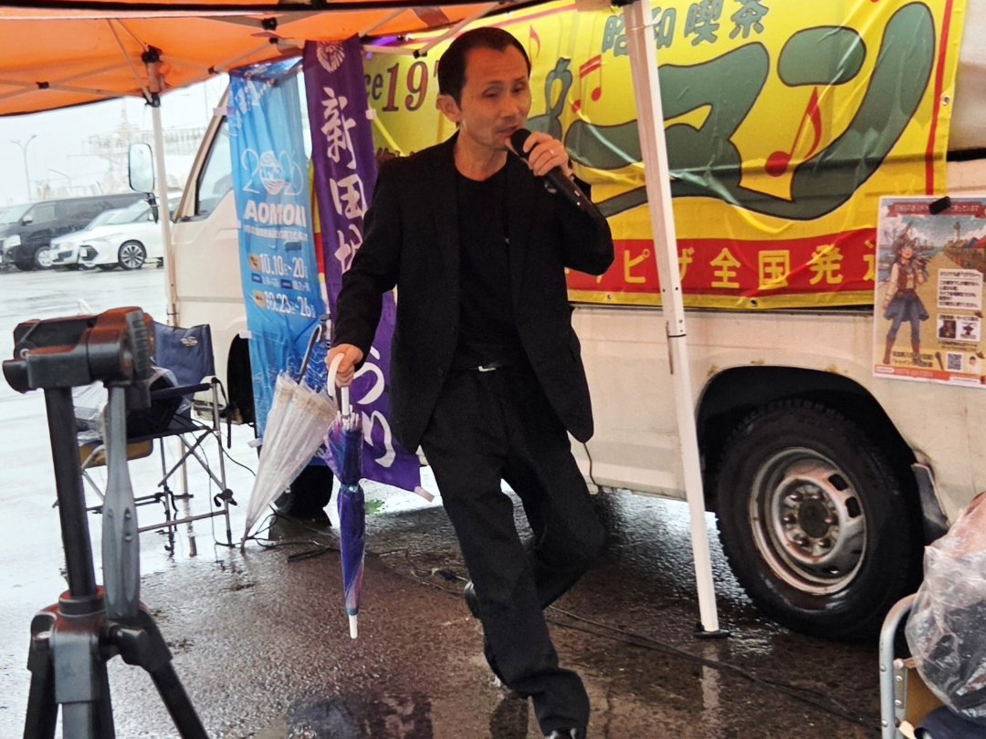 YVPIoobrQjP1n7D's tweet photo. 明後日 9月27日(日)の #館鼻岸壁朝市 #ピーマン 🫑さんのブースにて、ライブが行われる予定です🎤🎶🍕☕🌅

そのうち #やざわ笑吉 さんと #Hacchan (はっちゃん)の皆さんによるライブは、午前7時30分からの予定です(^^)/🕢️

通常の開始時刻とは異なりますが、いつも通り、来場者の皆さんに、明るい朝をお届けします(ﾉ≧∀≦)ﾉ💖🌅

是非 お越しください(^^)/✨

#青森 #八戸