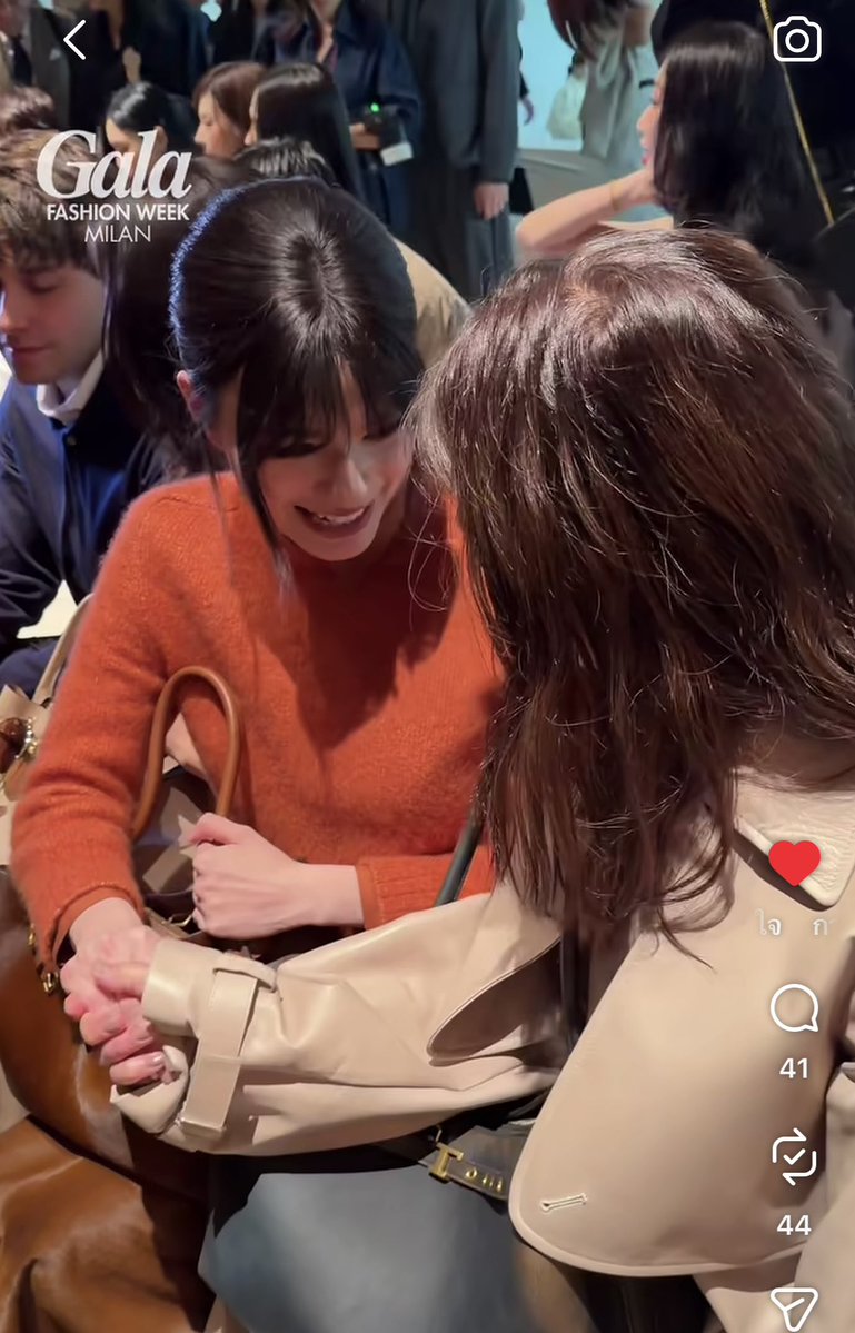 khema_man's tweet photo. Katie น่ารักกับเบคกี้มากกกก 😍😍😍

REBECCA AT TODS MFW26
#BeckyxTodsSS27
#beckysangels 
#BeckyxMFWTodsSS27 https://t.co/Eq004lTXQv