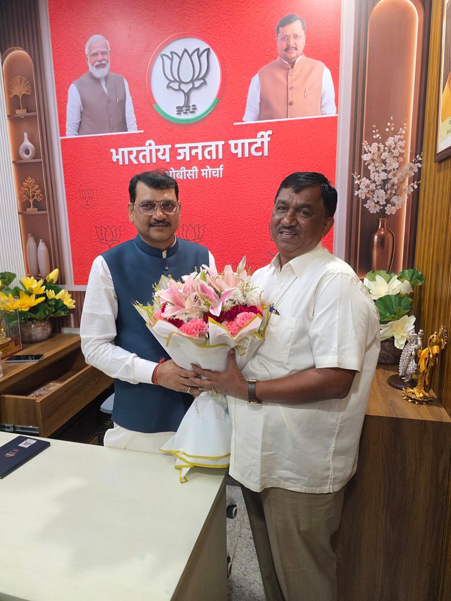 RaghuKautilya's tweet photo. ನೂತನವಾಗಿ ಆಯ್ಕೆಯಾಗಿರುವ ರಾಜ್ಯಸಭಾ ಸದಸ್ಯರೂ ಹಾಗೂ ಬಿಜೆಪಿ ರಾಷ್ಟ್ರೀಯ ಒಬಿಸಿ ಮೋರ್ಚಾದ ಅಧ್ಯಕ್ಷರಾದ  ಶ್ರೀ @Amarpalmbjp'ಅಮರ್‌ಪಾಲ್ ಮೌರ್ಯ' ಅವರನ್ನು, ದೆಹಲಿಯ ಪಕ್ಷದ ಕೇಂದ್ರ ಕಚೇರಿಯಲ್ಲಿ  ಭೇಟಿ ಮಾಡಿ ಶುಭ ಕೋರಲಾಯಿತು. ಇದೇ ವೇಳೆ, ರಾಷ್ಟ್ರೀಯ ನಾಯಕರು ನೂತನವಾಗಿ ವಿಧಾನ ಪರಿಷತ್ ಸದಸ್ಯರಾಗಿ ಆಯ್ಕೆಯಾದ ನನಗೆ ಅಭಿನಂದನೆ ಸಲ್ಲಿಸಿ ಮುಂದಿನ ಸಂಘಟನಾತ್ಮಕ ಕಾರ್ಯಗಳಿಗೆ ಶುಭ ಹಾರೈಸಿದರು.  
ಈ  ಸಂದರ್ಭದಲ್ಲಿ ರಾಜ್ಯ ಒಬಿಸಿ ಮೋರ್ಚಾದ ಉಪಾಧ್ಯಕ್ಷರಾದ ಎ.ಎಸ್. ವೆಂಕಟೇಶ್ ಅವರು ಉಪಸ್ಥಿತರಿದ್ದರು.
#BJP4IND #nationalbjpobc #RaghuKautilya
