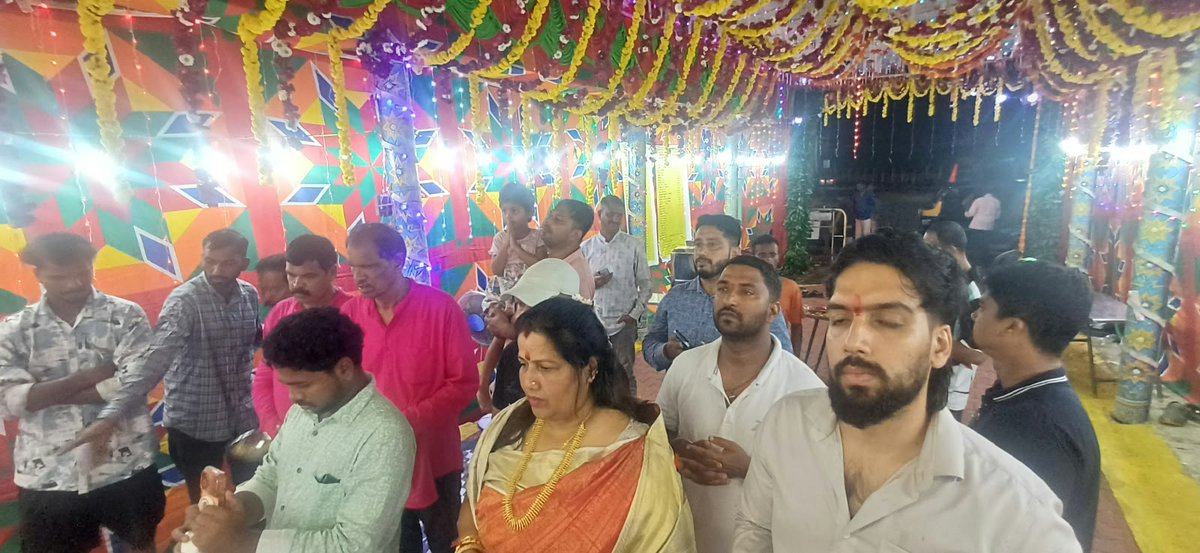 RoopaliNaikBJP's tweet photo. ಕಾರವಾರ ತಾಲ್ಲೂಕಿನ ಸದಾಶಿವಗಡದ ಸಾರ್ವಜನಿಕ ಗಣಪತಿ ಸೇರಿದಂತೆ ಕಾರವಾರ ಮತ್ತು ಅಂಕೋಲಾ ತಾಲ್ಲೂಕಿನ ವಿವಿಧ ಸಾರ್ವಜನಿಕ ಗಣೇಶೋತ್ಸವಕ್ಕೆ ಯುವ ಮುಖಂಡರಾದ ಶ್ರೀ ಪರ್ಬತ್ ಸಂತೋಷ ನಾಯ್ಕ ಅವರೊಂದಿಗೆ ಭೇಟಿ ನೀಡಿ, ಶ್ರೀದೇವರ ದರ್ಶನ ಪಡೆದು ವಿಶೇಷ ಪೂಜೆ ಸಲ್ಲಿಸಲಾಯಿತು.
ಗಣಪತಿ ಬಪ್ಪಾ ಮೋರಯಾ ! 🙏
#Ganeshotsava #Darshana #Karwar https://t.co/wnCyy3fzpw