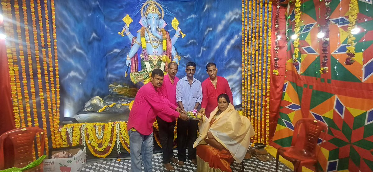 RoopaliNaikBJP's tweet photo. ಕಾರವಾರ ತಾಲ್ಲೂಕಿನ ಸದಾಶಿವಗಡದ ಸಾರ್ವಜನಿಕ ಗಣಪತಿ ಸೇರಿದಂತೆ ಕಾರವಾರ ಮತ್ತು ಅಂಕೋಲಾ ತಾಲ್ಲೂಕಿನ ವಿವಿಧ ಸಾರ್ವಜನಿಕ ಗಣೇಶೋತ್ಸವಕ್ಕೆ ಯುವ ಮುಖಂಡರಾದ ಶ್ರೀ ಪರ್ಬತ್ ಸಂತೋಷ ನಾಯ್ಕ ಅವರೊಂದಿಗೆ ಭೇಟಿ ನೀಡಿ, ಶ್ರೀದೇವರ ದರ್ಶನ ಪಡೆದು ವಿಶೇಷ ಪೂಜೆ ಸಲ್ಲಿಸಲಾಯಿತು.
ಗಣಪತಿ ಬಪ್ಪಾ ಮೋರಯಾ ! 🙏
#Ganeshotsava #Darshana #Karwar https://t.co/wnCyy3fzpw