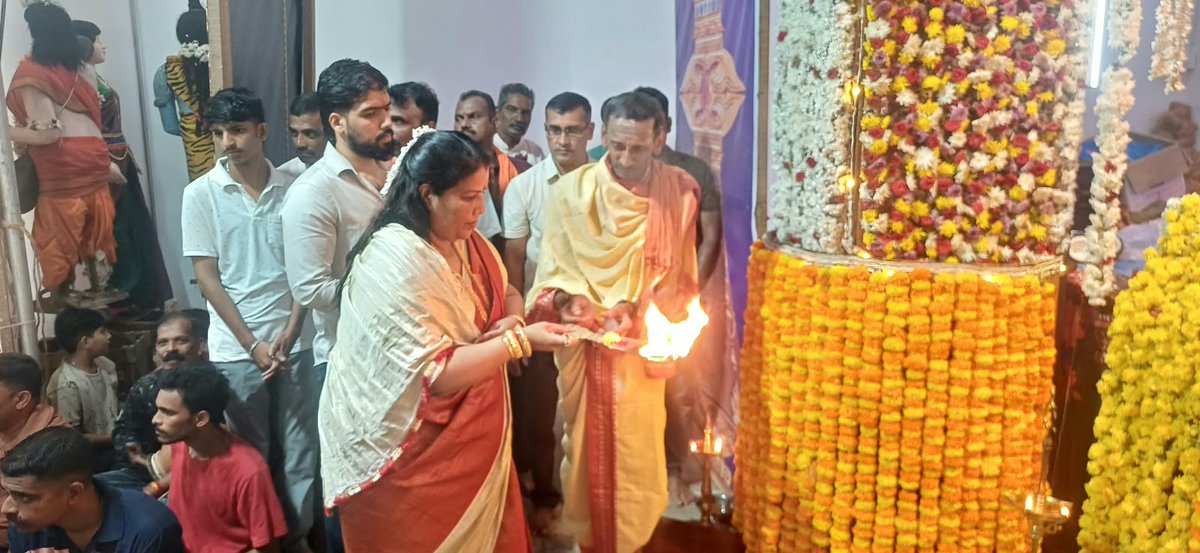 RoopaliNaikBJP's tweet photo. ಕಾರವಾರ ತಾಲ್ಲೂಕಿನ ಸದಾಶಿವಗಡದ ಸಾರ್ವಜನಿಕ ಗಣಪತಿ ಸೇರಿದಂತೆ ಕಾರವಾರ ಮತ್ತು ಅಂಕೋಲಾ ತಾಲ್ಲೂಕಿನ ವಿವಿಧ ಸಾರ್ವಜನಿಕ ಗಣೇಶೋತ್ಸವಕ್ಕೆ ಯುವ ಮುಖಂಡರಾದ ಶ್ರೀ ಪರ್ಬತ್ ಸಂತೋಷ ನಾಯ್ಕ ಅವರೊಂದಿಗೆ ಭೇಟಿ ನೀಡಿ, ಶ್ರೀದೇವರ ದರ್ಶನ ಪಡೆದು ವಿಶೇಷ ಪೂಜೆ ಸಲ್ಲಿಸಲಾಯಿತು.
ಗಣಪತಿ ಬಪ್ಪಾ ಮೋರಯಾ ! 🙏
#Ganeshotsava #Darshana #Karwar https://t.co/wnCyy3fzpw