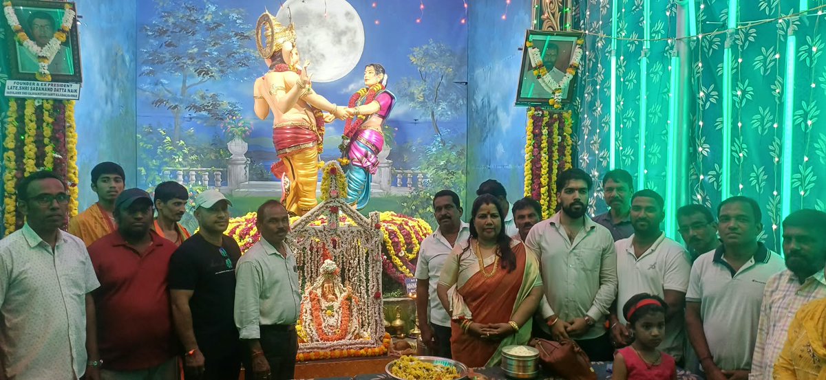 RoopaliNaikBJP's tweet photo. ಕಾರವಾರ ತಾಲ್ಲೂಕಿನ ಸದಾಶಿವಗಡದ ಸಾರ್ವಜನಿಕ ಗಣಪತಿ ಸೇರಿದಂತೆ ಕಾರವಾರ ಮತ್ತು ಅಂಕೋಲಾ ತಾಲ್ಲೂಕಿನ ವಿವಿಧ ಸಾರ್ವಜನಿಕ ಗಣೇಶೋತ್ಸವಕ್ಕೆ ಯುವ ಮುಖಂಡರಾದ ಶ್ರೀ ಪರ್ಬತ್ ಸಂತೋಷ ನಾಯ್ಕ ಅವರೊಂದಿಗೆ ಭೇಟಿ ನೀಡಿ, ಶ್ರೀದೇವರ ದರ್ಶನ ಪಡೆದು ವಿಶೇಷ ಪೂಜೆ ಸಲ್ಲಿಸಲಾಯಿತು.
ಗಣಪತಿ ಬಪ್ಪಾ ಮೋರಯಾ ! 🙏
#Ganeshotsava #Darshana #Karwar https://t.co/wnCyy3fzpw