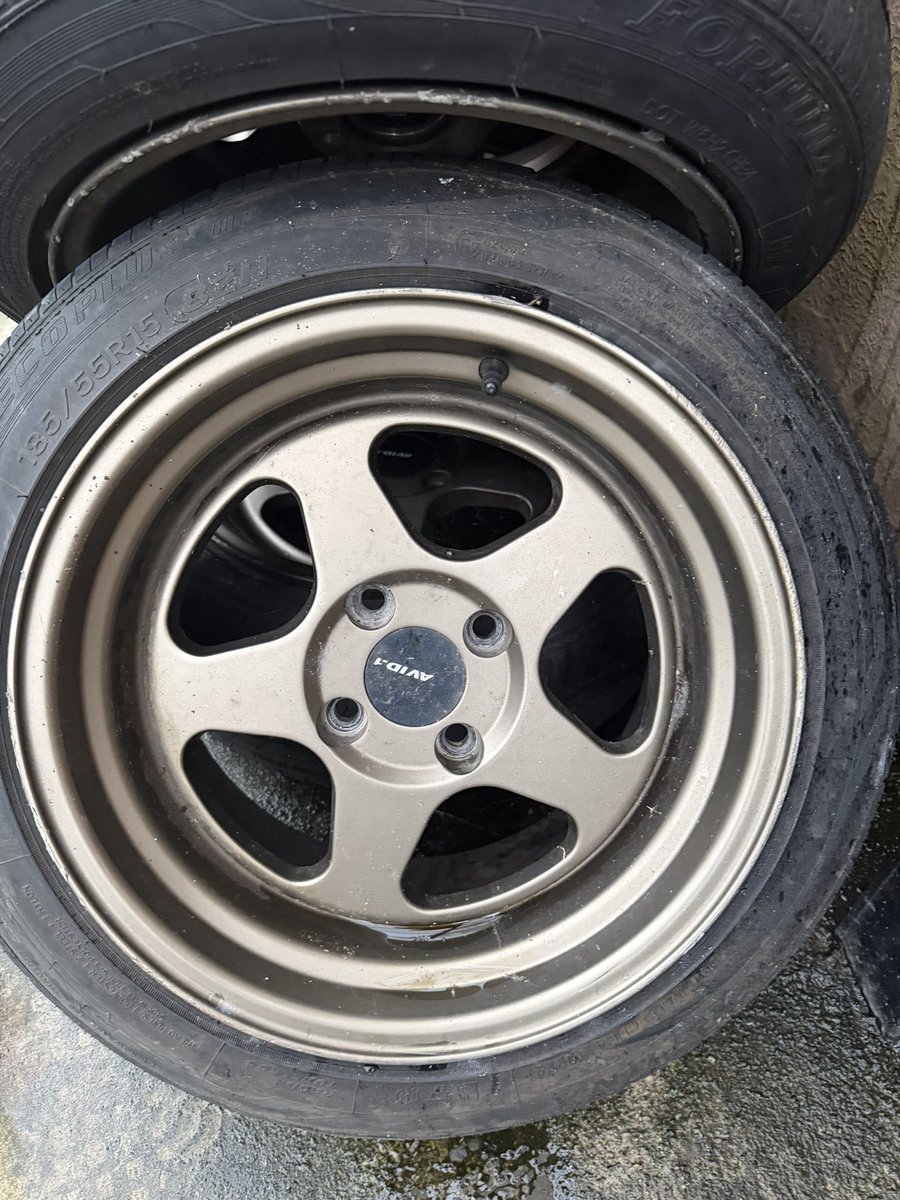 ENVE_k's tweet photo. 15インチ　8J 25 の100 4Hホイール欲しい人居ませんかー？ガリ傷やばいから近場で持って行ける人5000円くらいで持っていって欲しいです4本です
保存状態悪いです https://t.co/eCOCjQj1J4