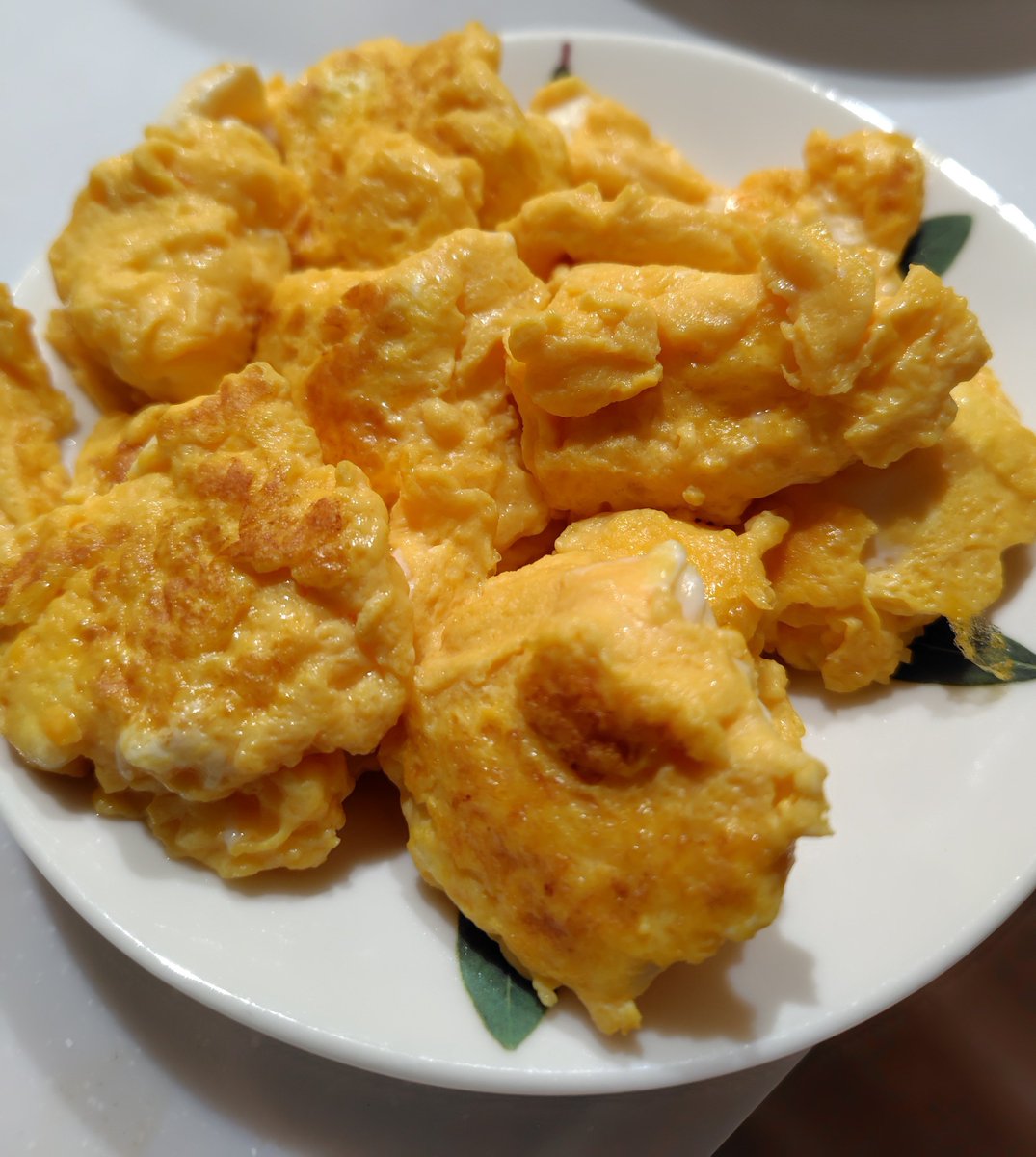 macaroni_salad4's tweet photo. 何とも痛ましい事件が発生しました。
本日夕方、マカロニ・サラダ(自称30歳ぐらい)氏が卵焼きを作ろうとした所、スクランブルエッグになってしまいました。容疑者のマカロニ・サラダ氏は「見た目は悪いが味は良い」と開き直りドヤ顔をしながら語っており、その後最寄りの警察署へ連行されました https://t.co/qpgIPfAGgA