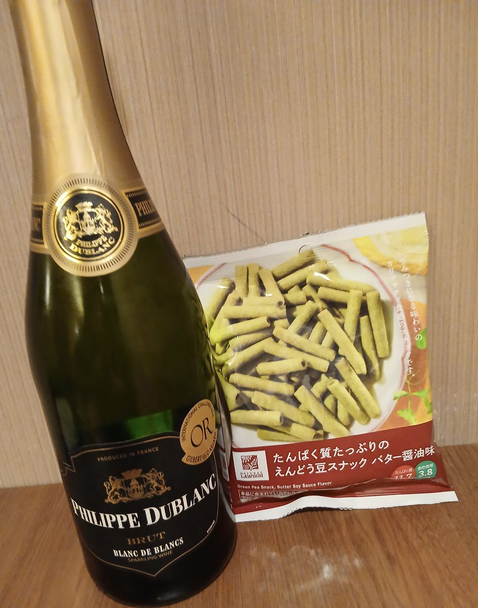 CrCockatiel's tweet photo. 連休明けだろうがなんだろうが、週末は嬉しいものです☺️

【今日の晩酌】
週末来たー、スパークリングワイン開ける！フランス🇫🇷！

タンパク質たっぷりえんどう豆！
えんどう豆なのでスナック菓子ではない！（製品名でスナックと言ってるが…） https://t.co/OKN9DEw1Qj