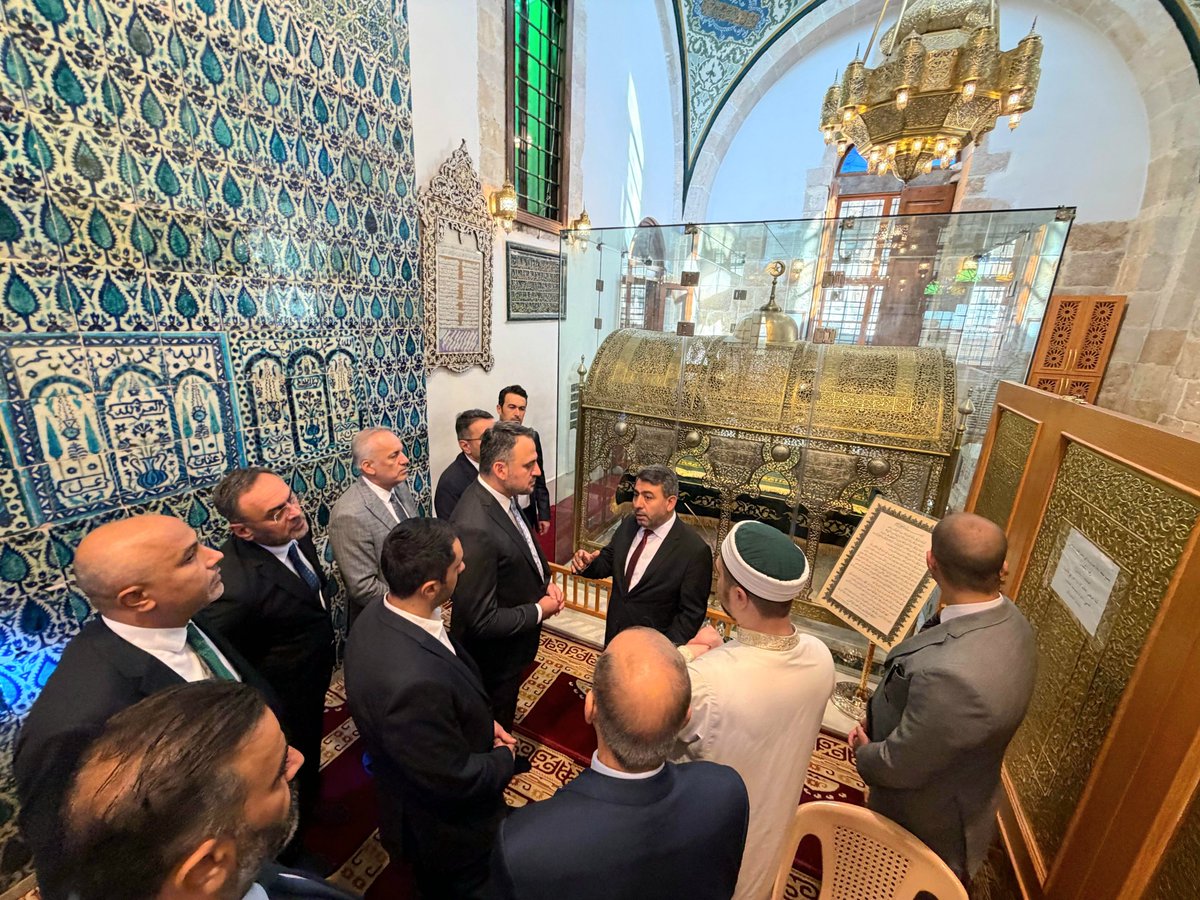 eminogluenes's tweet photo. Gönül coğrafyamızın irfan güneşi Kasiyun Dağı eteklerinde manevi nöbetini sürdürüyor.

Şeyh-i Ekber Muhyiddîn İbnü'l-Arâbî'yi dualarla yad ediyoruz. 

🕌 Muhyiddin El - Arabi Türbesi

📍Şam, Suriye https://t.co/y5gpOsMxmP