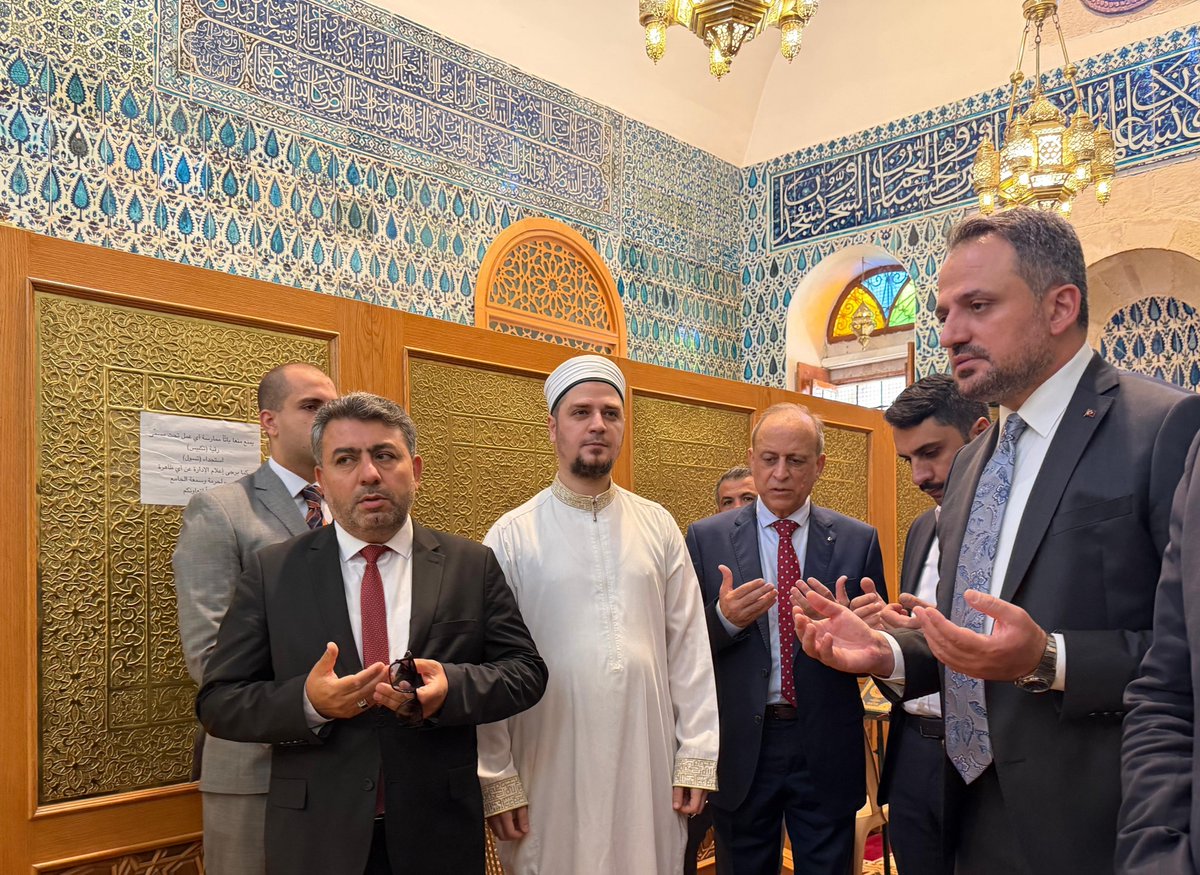 eminogluenes's tweet photo. Gönül coğrafyamızın irfan güneşi Kasiyun Dağı eteklerinde manevi nöbetini sürdürüyor.

Şeyh-i Ekber Muhyiddîn İbnü'l-Arâbî'yi dualarla yad ediyoruz. 

🕌 Muhyiddin El - Arabi Türbesi

📍Şam, Suriye https://t.co/y5gpOsMxmP