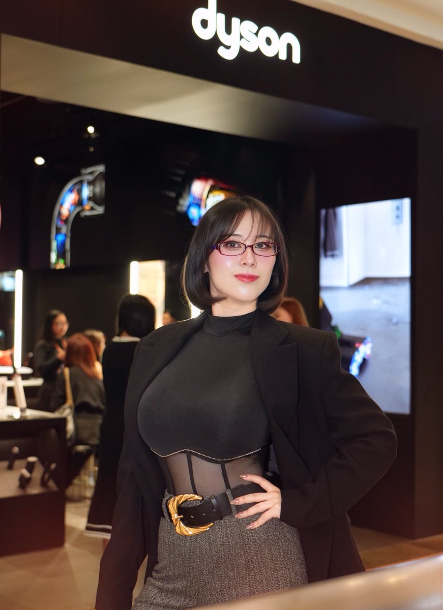 larochefort11's tweet photo. Congratulations Dyson for the store opening at Plaza Senayan Jakarta! Truly innovative and unlike anything I’ve tried before.

(The funny thing is European friend convinced me to get a Dyson last month😂)

#DysonBeauty #DysonHome #DysonID #larissarochefort https://t.co/gtjdV3SaAj