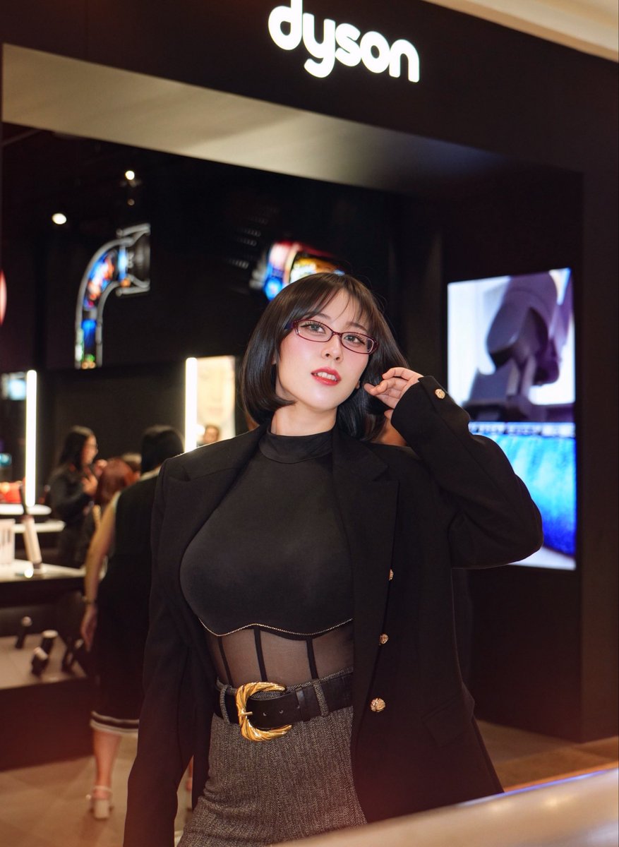 larochefort11's tweet photo. Congratulations Dyson for the store opening at Plaza Senayan Jakarta! Truly innovative and unlike anything I’ve tried before.

(The funny thing is European friend convinced me to get a Dyson last month😂)

#DysonBeauty #DysonHome #DysonID #larissarochefort https://t.co/gtjdV3SaAj