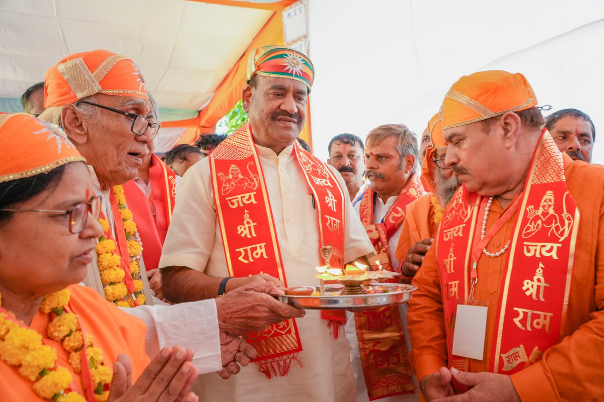 ombirlakota's tweet photo. संसदीय क्षेत्र कोटा में अनंत चतुर्दशी के अवसर पर शोभायात्रा से पूर्व आयोजित गणेश पूजन में सम्मिलित होकर भगवान गजानन की आराधना की और क्षेत्रवासियों की सुख-समृद्धि की कामना की। कोटा के लिए यह दिन विशेष है,जब पूरा शहर उत्सव के उल्लास और बप्पा की भक्ति में डूब जाता है। भगवान गणेश से प्रार्थना है कि यह पर्व कोटा-बूंदी के मेरे सभी परिवारजनों के जीवन में नई ऊर्जा और खुशियाँ लेकर आए। 

गणपति बप्पा मोरया 

#kota
#Bundi