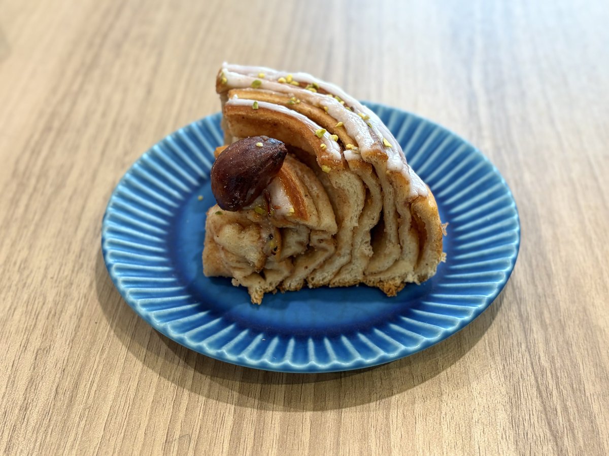 oryouri_38's tweet photo. 冷めてから切ったら断面が綺麗
←Before　→After https://t.co/XldQVUBhXo