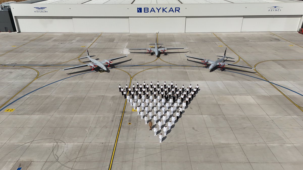 BaykarTech's tweet photo. Suudi Arabistan Krallığı Deniz Kuvvetleri’nden 15 pilot ile 15 mekanik ve elektronik teknisyeni kursiyer, Çorlu Uçuş Eğitim ve Test Merkezi’nde düzenlenen eğitimi başarıyla tamamlayarak mezun oldular.

Kursiyerlerimizi tebrik ederiz. 🇹🇷🇸🇦

15 pilot trainees and 15 mechanical and electronic technician trainees from the Royal Saudi Naval Forces have successfully completed their training at the Çorlu Flight Training and Test Center and graduated.

Congratulations to all our trainees. 🇹🇷🇸🇦

تخرّج 15 طيارًا و15 فنيًا في الميكانيكا والإلكترونيات من القوات البحرية الملكية السعودية، بعد إتمامهم بنجاح برنامجهم التدريبي في مركز تشورلو للتدريب واختبارات الطيران.

نبارك لخريجينا هذا الإنجاز! 🇹🇷🇸🇦