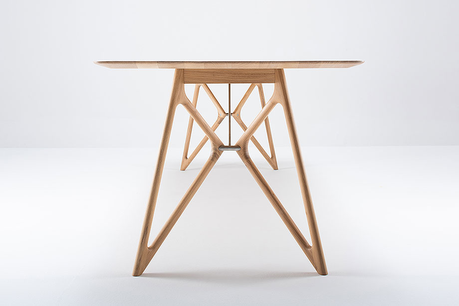 Interior_es's tweet photo. Archivo: Diseñada por Salih Teskeredžic para #Gazzda, Tink es una #mesa de #madera de #roble macizo o linóleo. Sus patas, unidas mediante varillas de #aceroinoxidable, recuerdan a las alas de una mariposa y garantizan la estabilidad.
-> https://t.co/1yUQNW4Qdn
-> #Mobiliario https://t.co/tOxxIEnJ4U