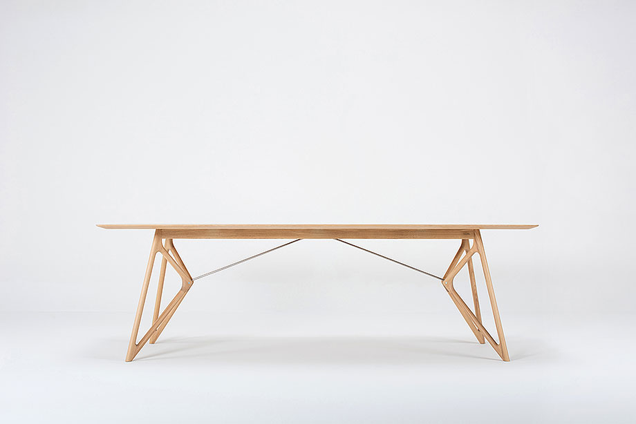 Interior_es's tweet photo. Archivo: Diseñada por Salih Teskeredžic para #Gazzda, Tink es una #mesa de #madera de #roble macizo o linóleo. Sus patas, unidas mediante varillas de #aceroinoxidable, recuerdan a las alas de una mariposa y garantizan la estabilidad.
-> https://t.co/1yUQNW4Qdn
-> #Mobiliario https://t.co/tOxxIEnJ4U