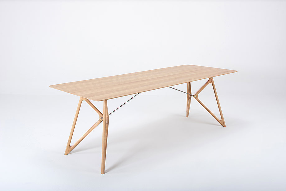 Interior_es's tweet photo. Archivo: Diseñada por Salih Teskeredžic para #Gazzda, Tink es una #mesa de #madera de #roble macizo o linóleo. Sus patas, unidas mediante varillas de #aceroinoxidable, recuerdan a las alas de una mariposa y garantizan la estabilidad.
-> https://t.co/1yUQNW4Qdn
-> #Mobiliario https://t.co/tOxxIEnJ4U