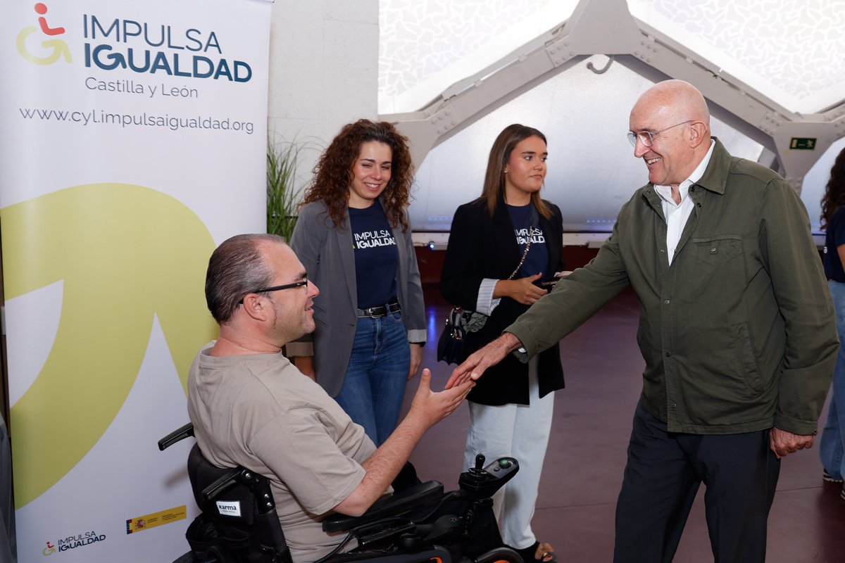 AyuntamientoVLL's tweet photo. ➡️ El alcalde, @JesusJCarnero, junto a la concejala, @carolinadbp, ha participado en la apertura del II Congreso de Juventud con Discapacidad celebrado en la Cúpula del Milenio. 

@Cermi_Estatal @cermi_cyl @Fundacion_ONCE https://t.co/exmsmEGBdU