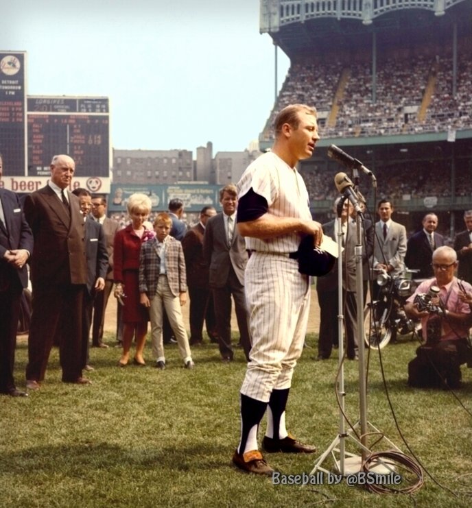 JulioGabrielRB's tweet photo. La última reverencia de Mickey Mantle en el Bronx ⚾

#25Sep 1968, el gran Mickey Mantle pisó por última vez el Yankee Stadium

Se despidió conectando un sencillo ante Luis Tiant en la 1ra entrada, siendo el único imparable de los Yankees esa tarde
El fin de una era dorada! https://t.co/pMAekjFQcn