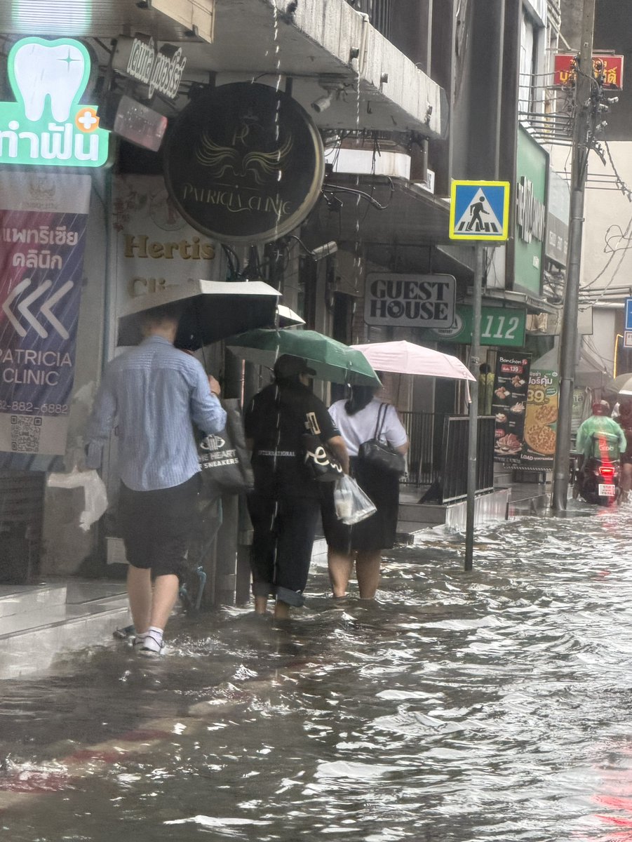 fm91trafficpro's tweet photo. เกษตร ท่วมไม่เหลือ! 

16.06 น. (25 กันยายน 2569) ถนนพหลโยธิน ขาออก แยกเกษตร น้ำท่วมมิดฟุตปาธ รถเล็กแนะนำเลี่ยง ทำให้ตอนนี้ ถนนพหลโยธิน ขาออก ท้ายแถว สะสมอยู่หน้าสวนจตุจักร 

#ฝนตกหนัก #น้ำท่วม #เกษตร #ข่าวจราจรสวพFM91 https://t.co/dadJFVTZiY