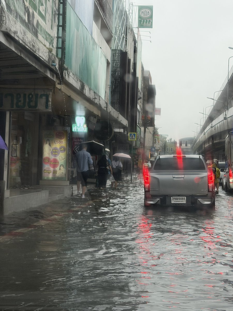 fm91trafficpro's tweet photo. เกษตร ท่วมไม่เหลือ! 

16.06 น. (25 กันยายน 2569) ถนนพหลโยธิน ขาออก แยกเกษตร น้ำท่วมมิดฟุตปาธ รถเล็กแนะนำเลี่ยง ทำให้ตอนนี้ ถนนพหลโยธิน ขาออก ท้ายแถว สะสมอยู่หน้าสวนจตุจักร 

#ฝนตกหนัก #น้ำท่วม #เกษตร #ข่าวจราจรสวพFM91 https://t.co/dadJFVTZiY