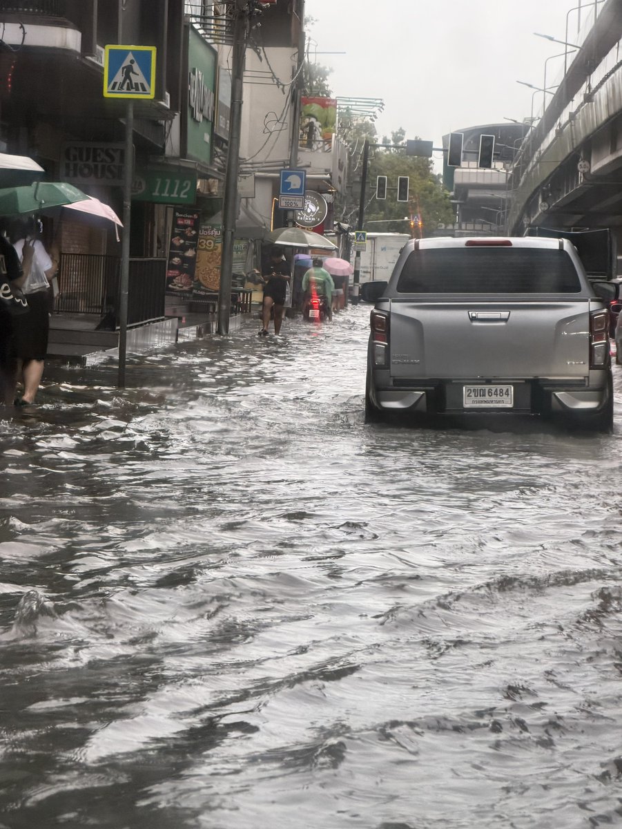 fm91trafficpro's tweet photo. เกษตร ท่วมไม่เหลือ! 

16.06 น. (25 กันยายน 2569) ถนนพหลโยธิน ขาออก แยกเกษตร น้ำท่วมมิดฟุตปาธ รถเล็กแนะนำเลี่ยง ทำให้ตอนนี้ ถนนพหลโยธิน ขาออก ท้ายแถว สะสมอยู่หน้าสวนจตุจักร 

#ฝนตกหนัก #น้ำท่วม #เกษตร #ข่าวจราจรสวพFM91 https://t.co/dadJFVTZiY