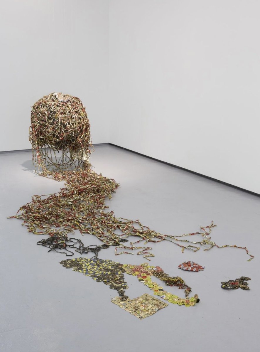 freshlemonwater's tweet photo. JOIN THE CIRCLE - LINK IN BIO.

El Anatsui turns discarded material into a record of movement.

Bottle caps become sculpture, but their histories remain: consumption, trade, migration, exchange.

The material changes. Its memory does not.

#ElAnatsui #AfricanArt #ContemporaryArt #ArtHistory