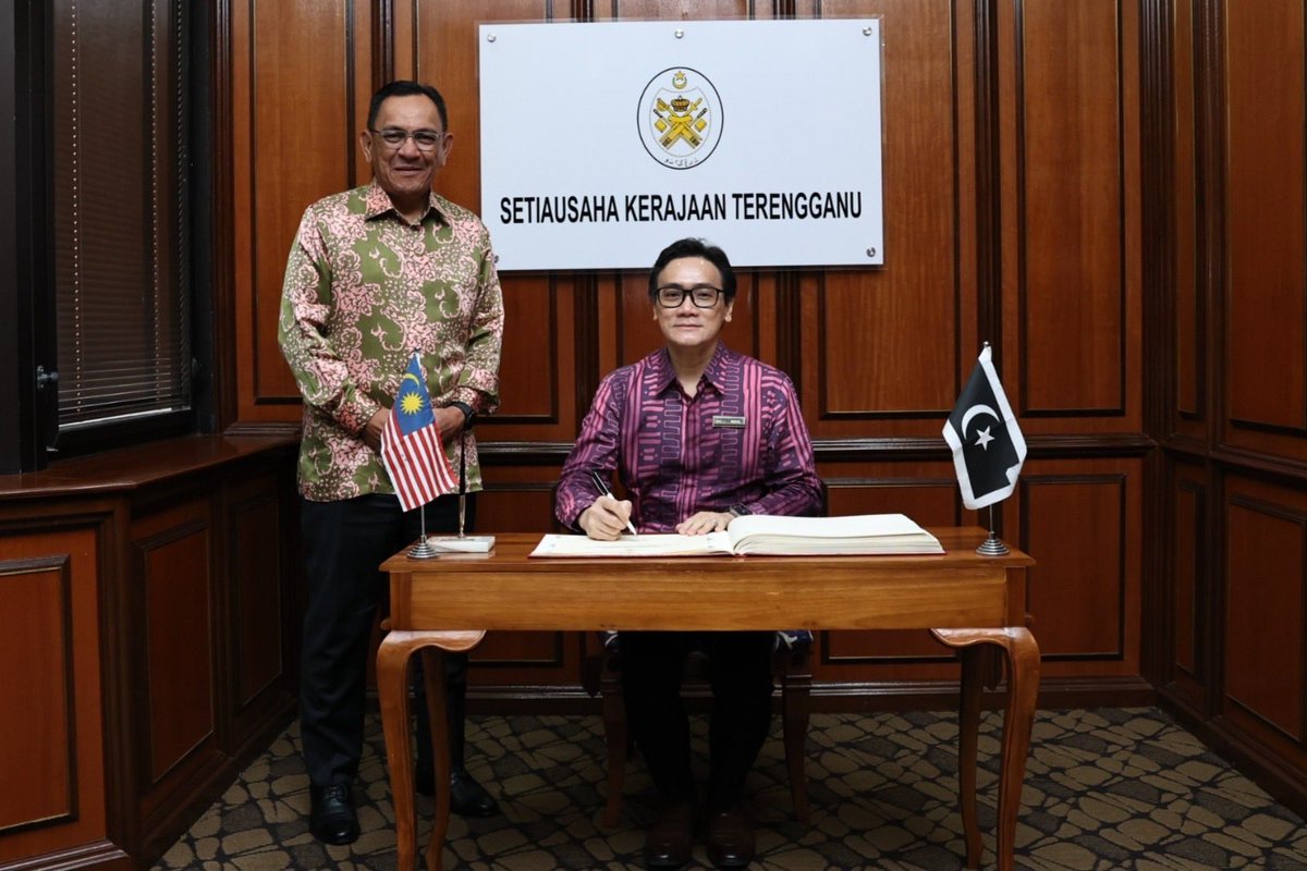 smecorp's tweet photo. YBrs. Encik Rizal bin Dato’ Nainy, Ketua Pegawai Eksekutif SME Corp. Malaysia telah mengadakan Kunjungan Hormat kepada YB Dato' Haji Mohd Azmi bin Mohamad Daham, Setiausaha Kerajaan Terengganu pada 24 September 2026 di Bilik Tamu, Wisma Darul Iman. https://t.co/ffWQrAc5nc