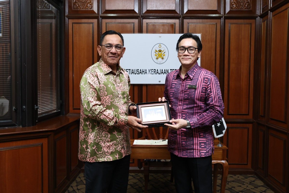 smecorp's tweet photo. YBrs. Encik Rizal bin Dato’ Nainy, Ketua Pegawai Eksekutif SME Corp. Malaysia telah mengadakan Kunjungan Hormat kepada YB Dato' Haji Mohd Azmi bin Mohamad Daham, Setiausaha Kerajaan Terengganu pada 24 September 2026 di Bilik Tamu, Wisma Darul Iman. https://t.co/ffWQrAc5nc