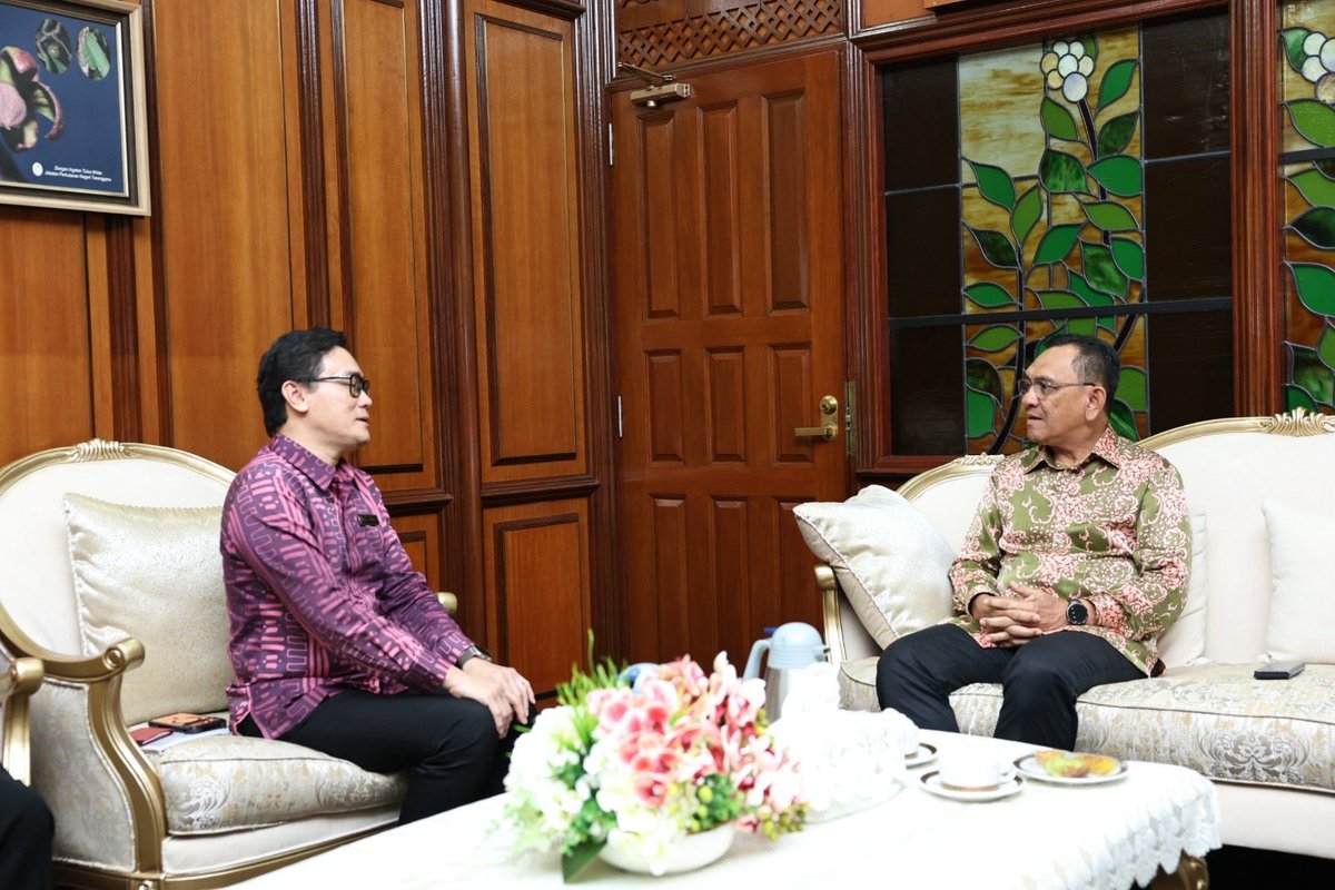smecorp's tweet photo. YBrs. Encik Rizal bin Dato’ Nainy, Ketua Pegawai Eksekutif SME Corp. Malaysia telah mengadakan Kunjungan Hormat kepada YB Dato' Haji Mohd Azmi bin Mohamad Daham, Setiausaha Kerajaan Terengganu pada 24 September 2026 di Bilik Tamu, Wisma Darul Iman. https://t.co/ffWQrAc5nc