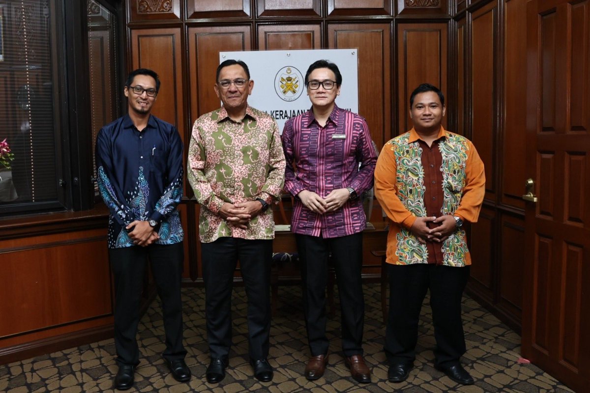 smecorp's tweet photo. YBrs. Encik Rizal bin Dato’ Nainy, Ketua Pegawai Eksekutif SME Corp. Malaysia telah mengadakan Kunjungan Hormat kepada YB Dato' Haji Mohd Azmi bin Mohamad Daham, Setiausaha Kerajaan Terengganu pada 24 September 2026 di Bilik Tamu, Wisma Darul Iman. https://t.co/ffWQrAc5nc