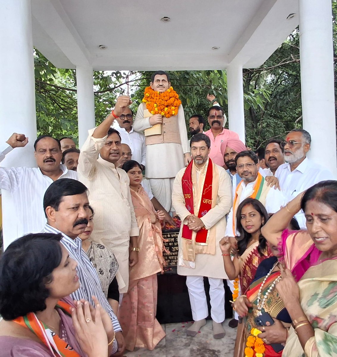 MohitBeniwalBJP's tweet photo. आज जनपद #रामपुर में जनपद प्रभारी बनने के बाद प्रथम आगमन पर पार्टी के सम्मानित कार्यकर्ताओं के साथ एकात्म मानववाद और अंत्योदय के प्रणेता, श्रद्धेय पंडित दीनदयाल उपाध्याय जी की जयंती पर उनकी प्रतिमा पर पुष्प-सुमन अर्पित कर श्रद्धापूर्वक नमन किया।

राष्ट्र एवं समाज के अंतिम व्यक्ति के कल्याण को समर्पित उनके विचार सदैव हमारा मार्गदर्शन करते रहेंगे।