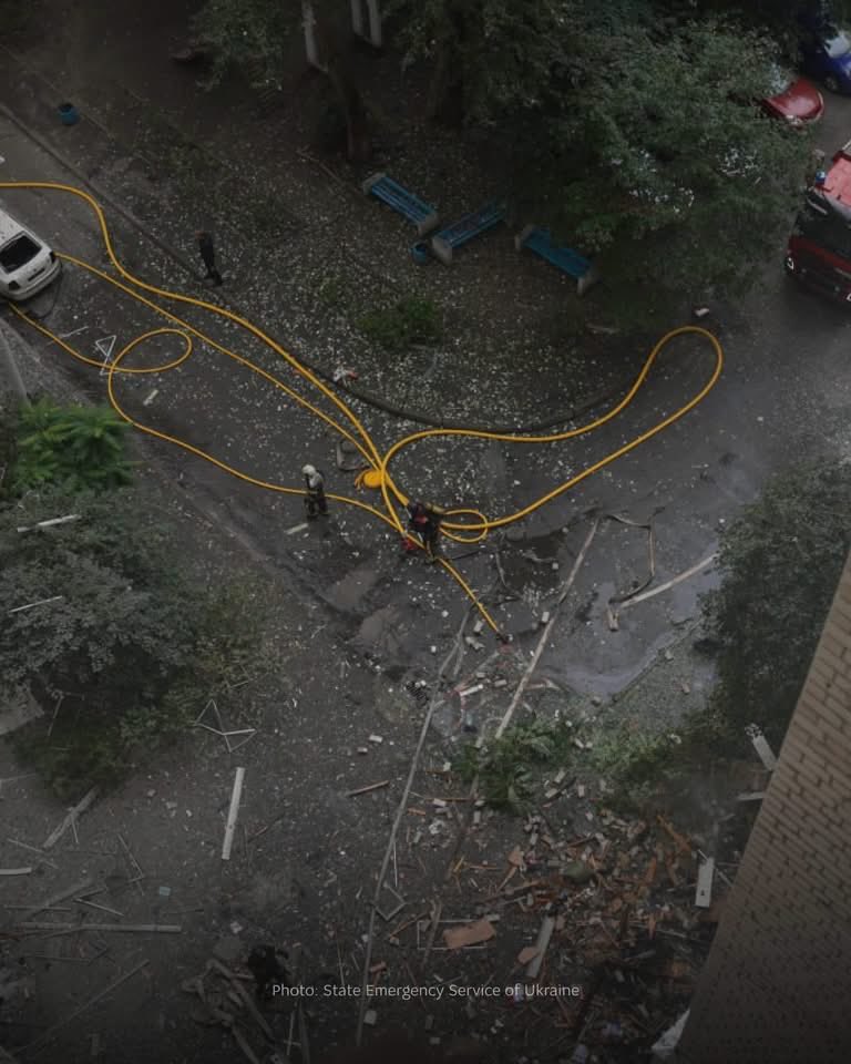 UKRinPL's tweet photo. Dziś rano w Kijowie zginął 14-letni chłopiec, gdy rosyjski dron uderzył w wielopiętrowy budynek mieszkalny. Co najmniej siedmioro innych mieszkańców zostało rannych.
Atak na budynek mieszkalny był jednym z wielu rosyjskich uderzeń tego dnia. Od początku dnia zaatakowano 8 obwodów https://t.co/GCcR7z8ySU