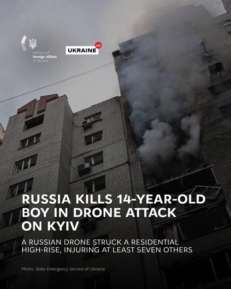 UKRinPL's tweet photo. Dziś rano w Kijowie zginął 14-letni chłopiec, gdy rosyjski dron uderzył w wielopiętrowy budynek mieszkalny. Co najmniej siedmioro innych mieszkańców zostało rannych.
Atak na budynek mieszkalny był jednym z wielu rosyjskich uderzeń tego dnia. Od początku dnia zaatakowano 8 obwodów https://t.co/GCcR7z8ySU