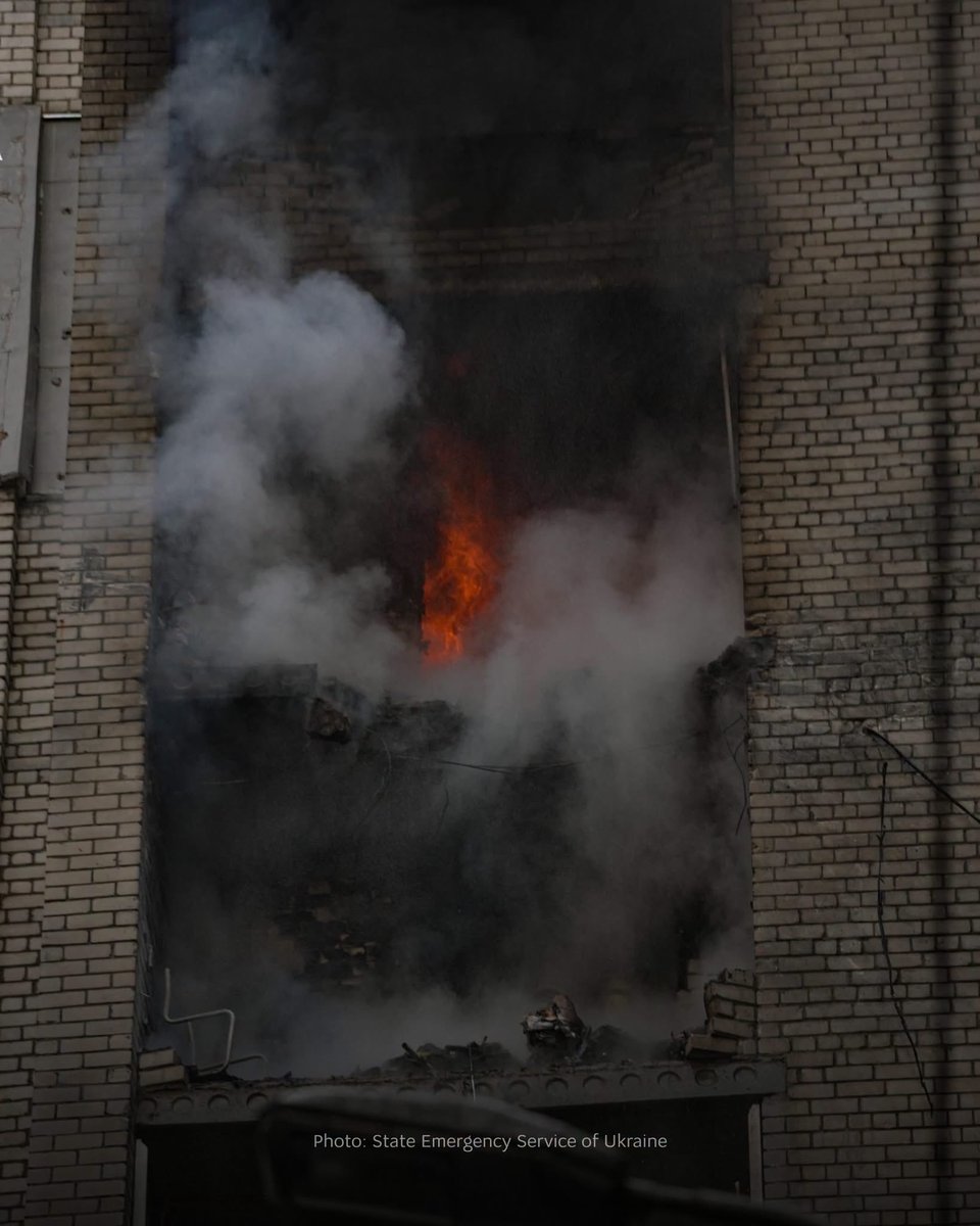 UKRinPL's tweet photo. Dziś rano w Kijowie zginął 14-letni chłopiec, gdy rosyjski dron uderzył w wielopiętrowy budynek mieszkalny. Co najmniej siedmioro innych mieszkańców zostało rannych.
Atak na budynek mieszkalny był jednym z wielu rosyjskich uderzeń tego dnia. Od początku dnia zaatakowano 8 obwodów https://t.co/GCcR7z8ySU