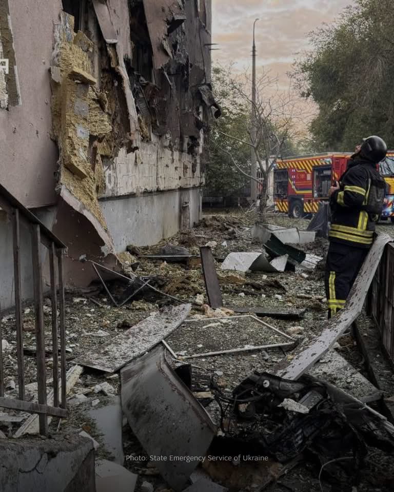 UKRinPL's tweet photo. Dziś rano w Kijowie zginął 14-letni chłopiec, gdy rosyjski dron uderzył w wielopiętrowy budynek mieszkalny. Co najmniej siedmioro innych mieszkańców zostało rannych.
Atak na budynek mieszkalny był jednym z wielu rosyjskich uderzeń tego dnia. Od początku dnia zaatakowano 8 obwodów https://t.co/GCcR7z8ySU