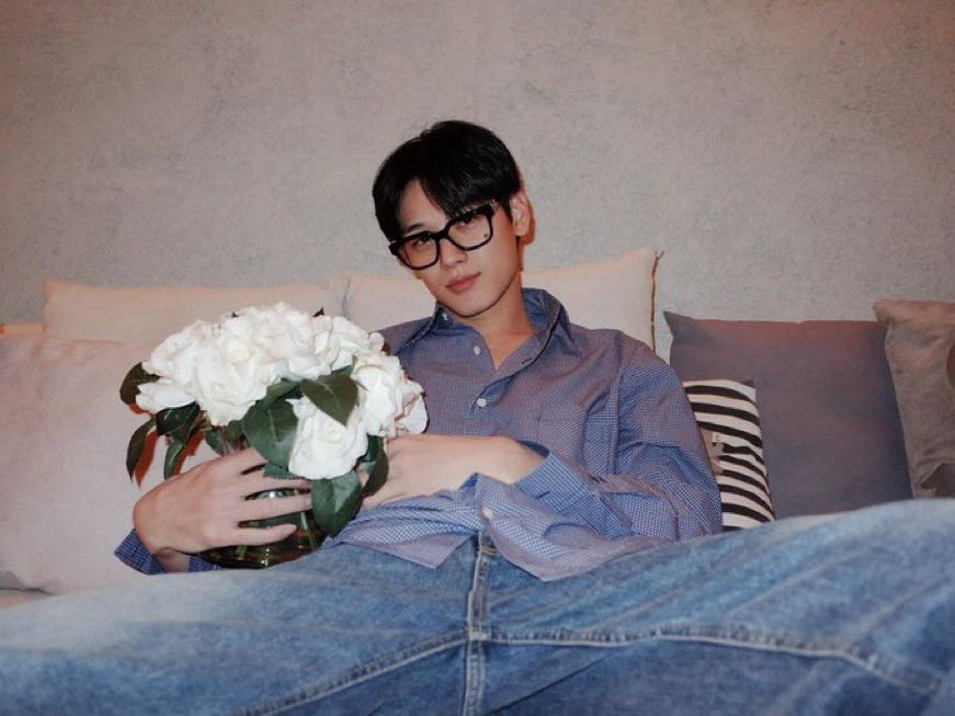 zuyeonxt's tweet photo. Hi, do you wanna this flower? https://t.co/NBdYUIiJ6c